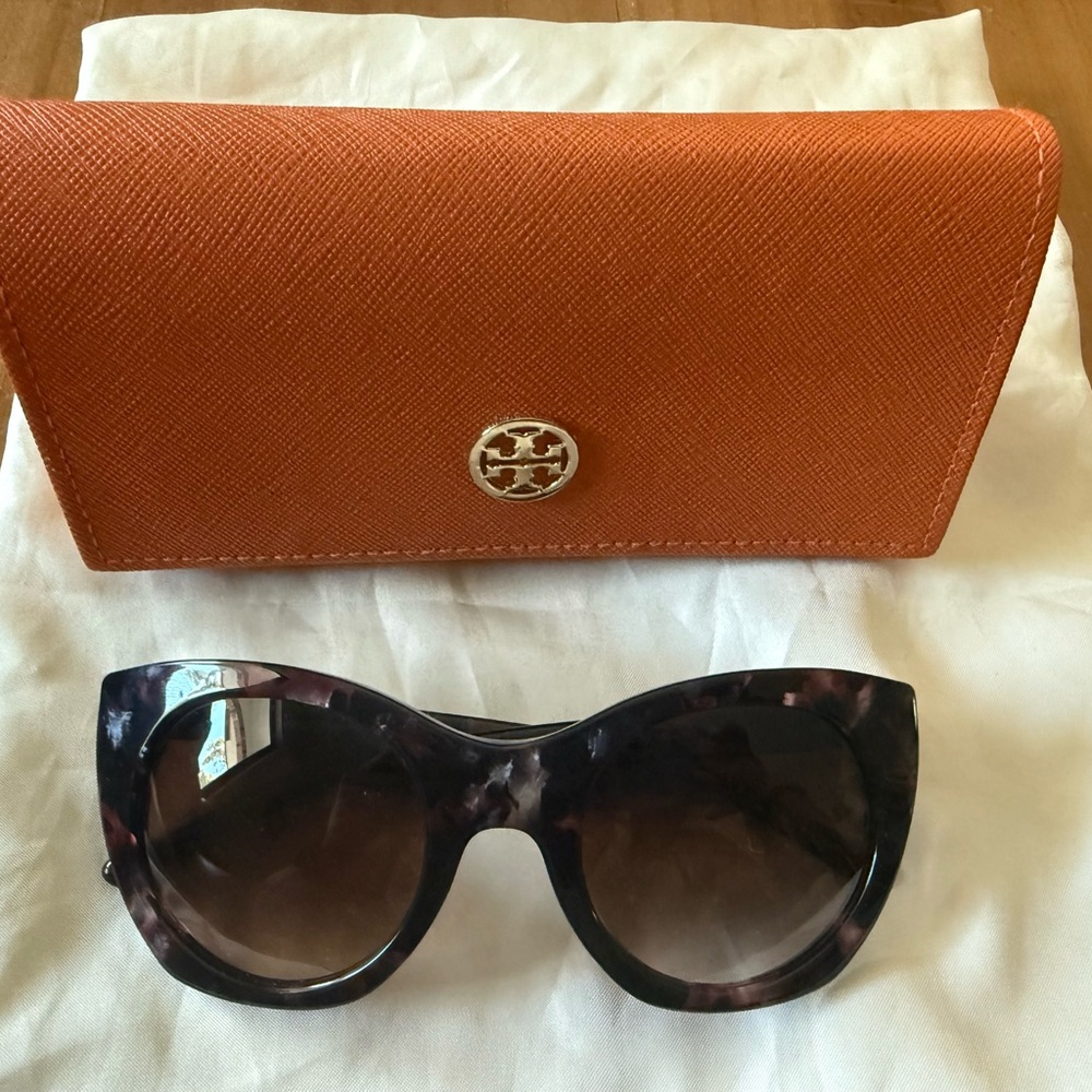 Tory Burch Tortoiseshell like Sunglasses paired with its Orange case.
